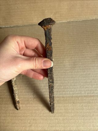 Antichi elementi in ferro battuto: chiodo e anello