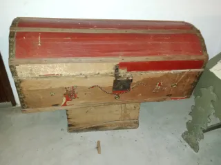 Baules de madera y metal para restaurar
