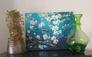 Cuadro flores blancas sobre fondo azul