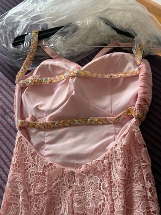 Vestido de fiesta rosa largo con pedreria.