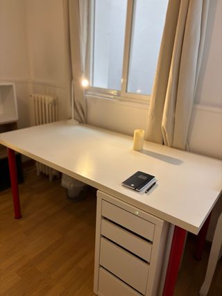 Amplio escritorio con cajonera