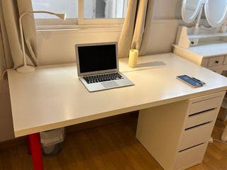 Amplio escritorio con cajonera