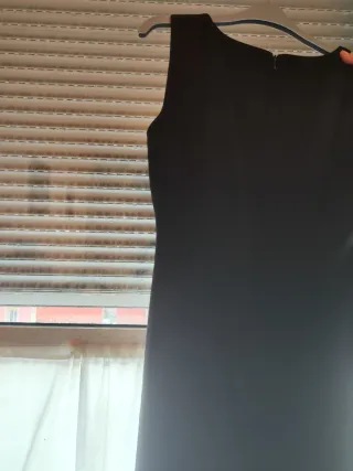 Vestido de fiesta negro con chal