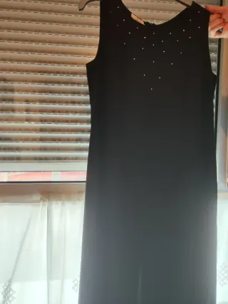 Vestido de fiesta negro con chal