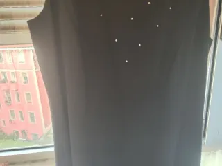 Vestido de fiesta negro con chal