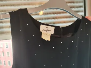 Vestido de fiesta negro con chal