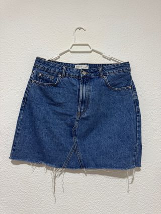 Falda vaquera azul moderna