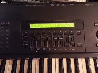 Sintetizador Yamaha SY85