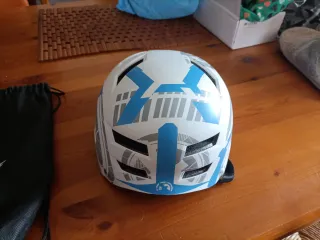 Protecciones y casco Gonex para patinaje