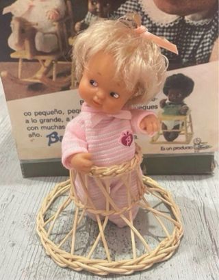 Antiche bambole pancia + taca taca in vimini