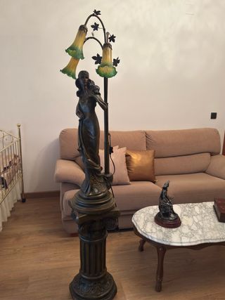 Lampada da terra vintage elegante da donna