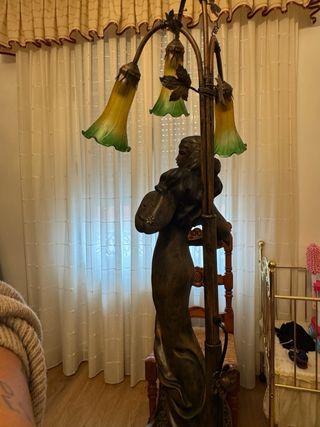 Lampada da terra vintage elegante da donna