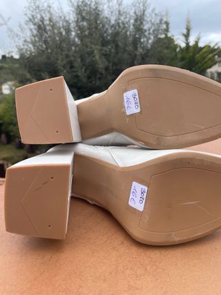 Botines blancos con cordones y cremallera