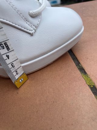 Botines blancos con cordones y cremallera