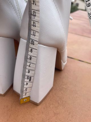 Botines blancos con cordones y cremallera