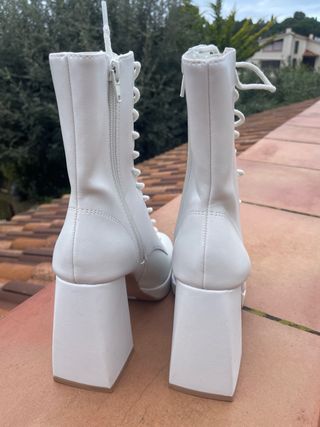 Botines blancos con cordones y cremallera