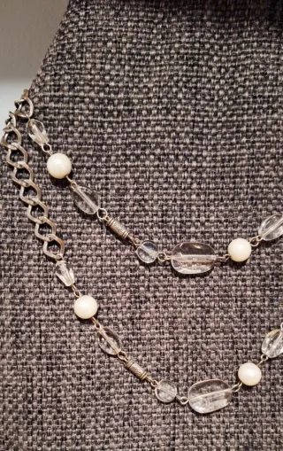 Collar plateado con perlas y cristales