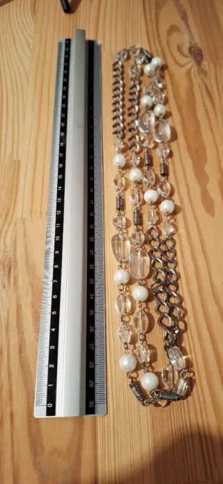 Collar plateado con perlas y cristales