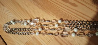 Collar plateado con perlas y cristales