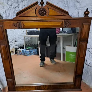 Cómoda de cerezo macizo tallada a mano