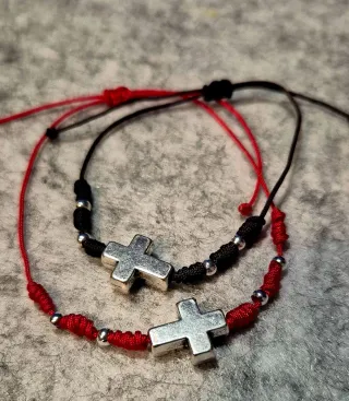 Pulsera Cruz Plata y Hilo