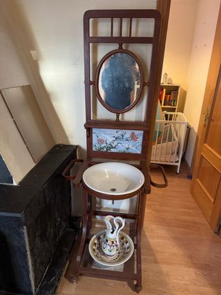 Lavabo antiguo de madera y cerámica