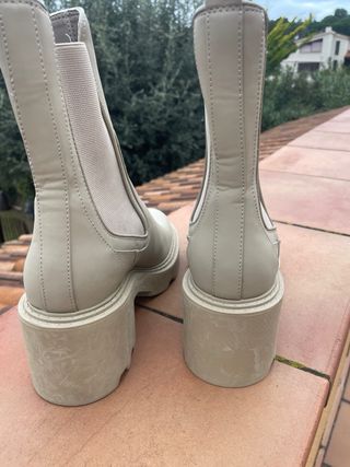 Botines cómodos con goma beige