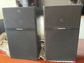 Equipo de música con tocadiscos y altavoces