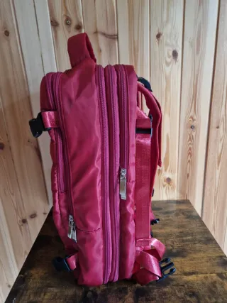 Mochila de viaje roja