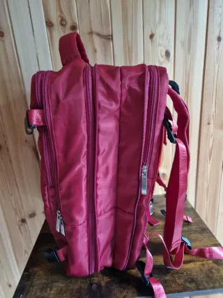 Mochila de viaje roja