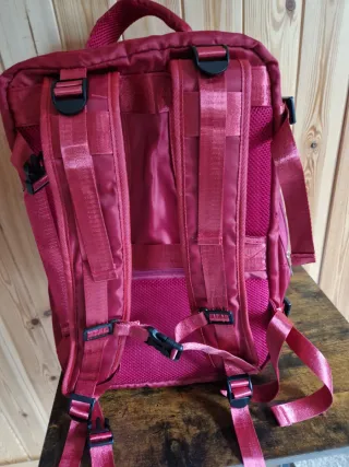Mochila de viaje roja