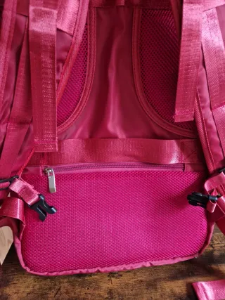 Mochila de viaje roja