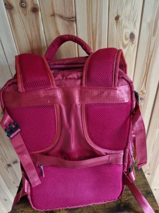 Mochila de viaje roja