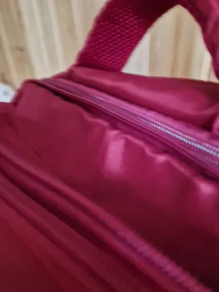 Mochila de viaje roja