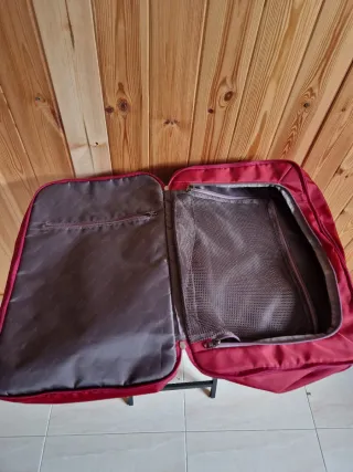 Mochila de viaje roja