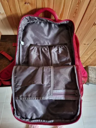 Mochila de viaje roja