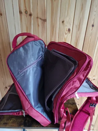Mochila de viaje roja