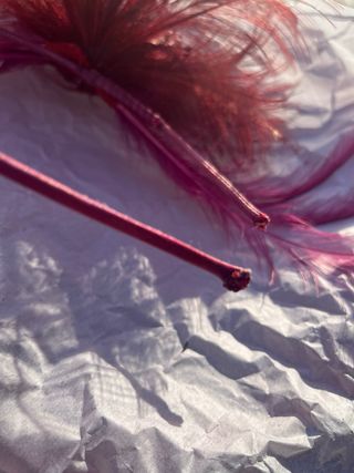 Tocado Laura Olea tono berenjena claro y plata.