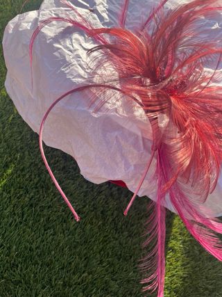 Tocado Laura Olea tono berenjena claro y plata.