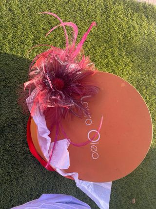 Tocado Laura Olea tono berenjena claro y plata.