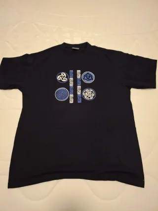 Camiseta azul con símbolos celtas