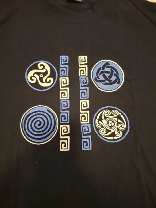 Camiseta azul con símbolos celtas