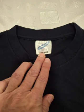 Camiseta azul con símbolos celtas