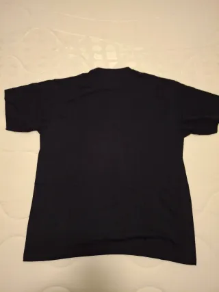 Camiseta azul con símbolos celtas