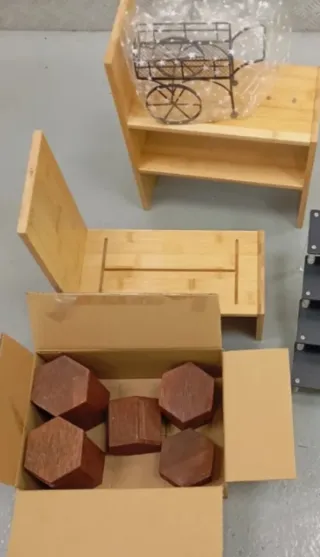 Mini estantería y 5 peanas hexagonales