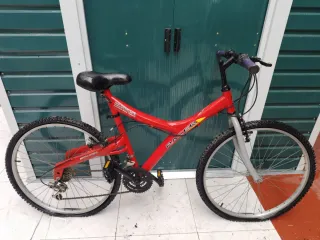 Dos bicicletas B'TWIN Rockrider 500 Blanca y roja