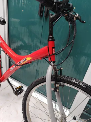 Dos bicicletas B'TWIN Rockrider 500 Blanca y roja