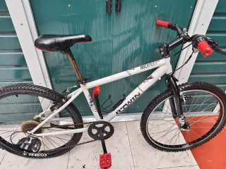 Dos bicicletas B'TWIN Rockrider 500 Blanca y roja