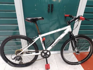 Dos bicicletas B'TWIN Rockrider 500 Blanca y roja