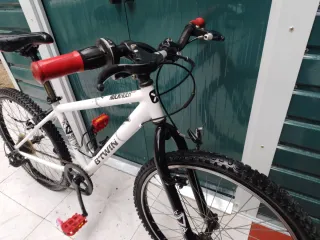 Dos bicicletas B'TWIN Rockrider 500 Blanca y roja